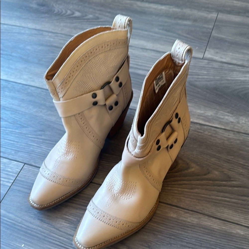 DINGO GUMMY BEAR LEATHER SAND SUEDE BOOTIE STYLE size 9.5W brand new beige - Picture 2 of 16